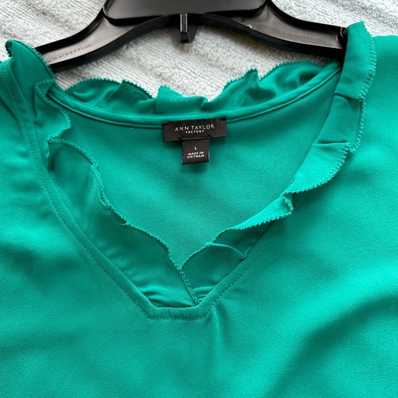 Ann Taylor Factory teal sleeveless blouse, size Large - Picture 4 of 4